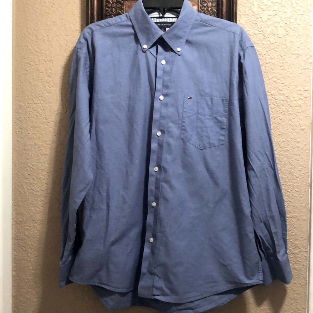 Gently worn Tommy Hilfiger Medium Blue Oxford Button Down Shirt. Structured.